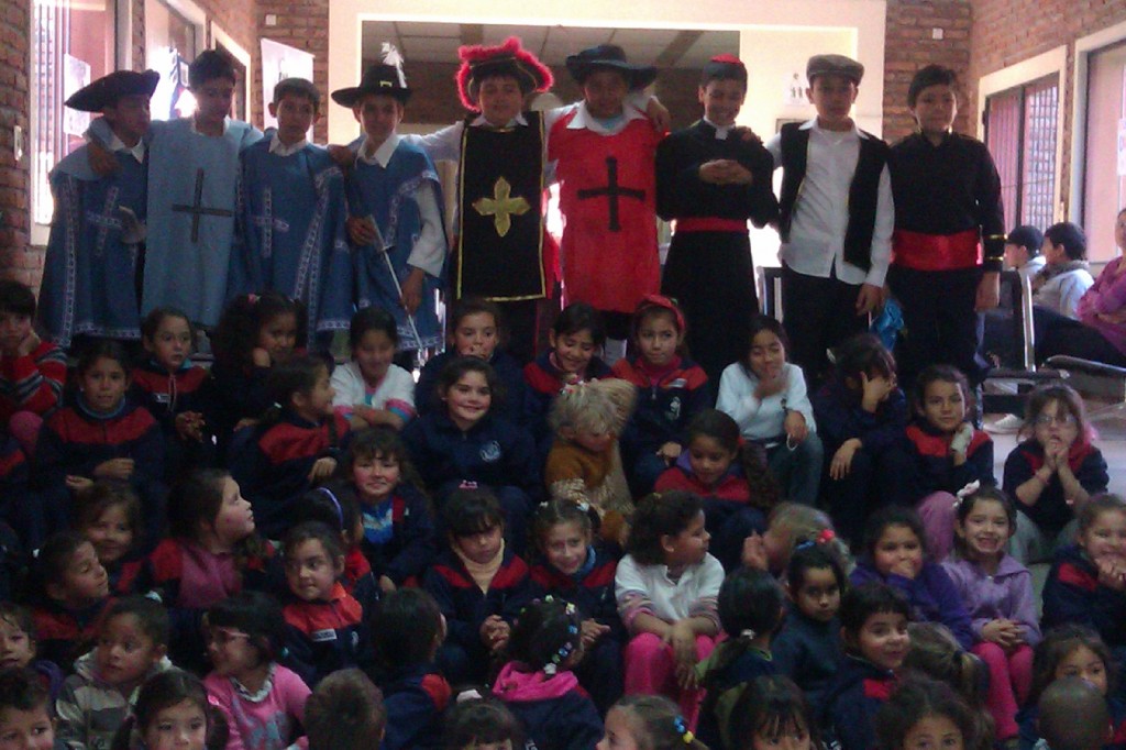 Visita de los Pinos al CADI con una obra de teatro.